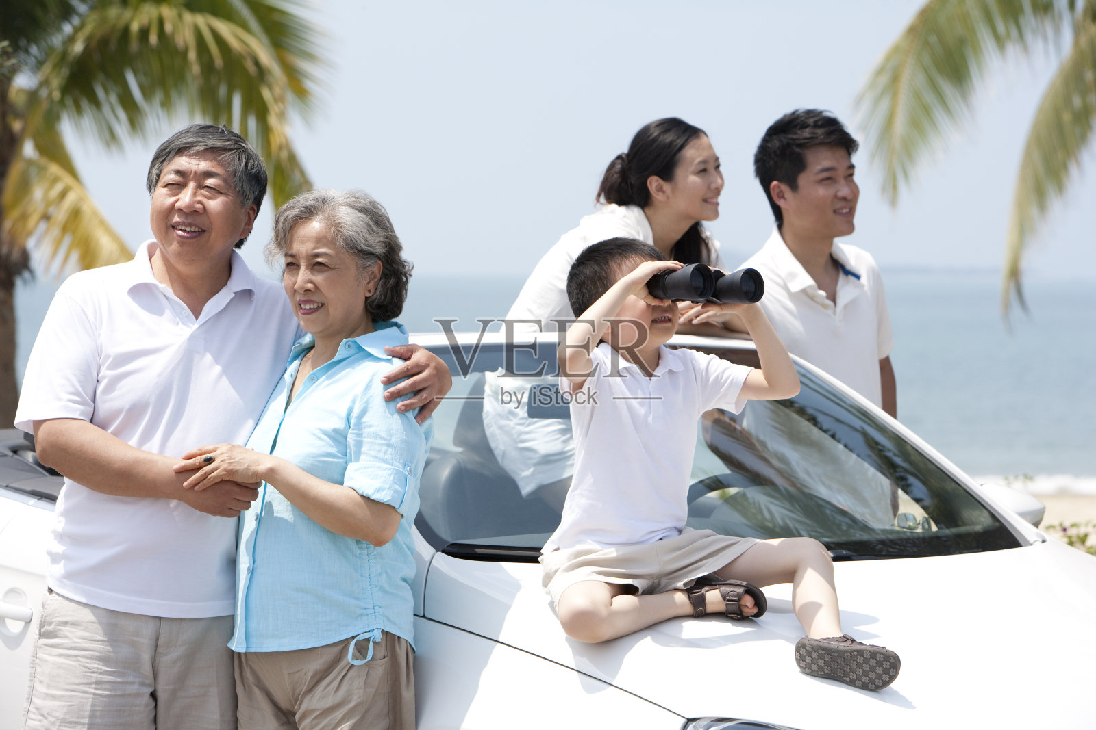 全家驾敞篷车出游照片摄影图片