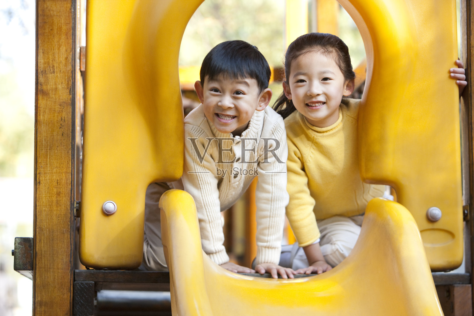 儿童在公园玩耍照片摄影图片