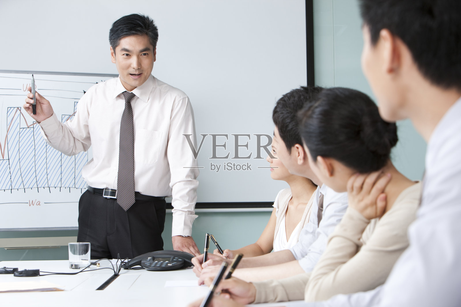 商务人士在会议室照片摄影图片