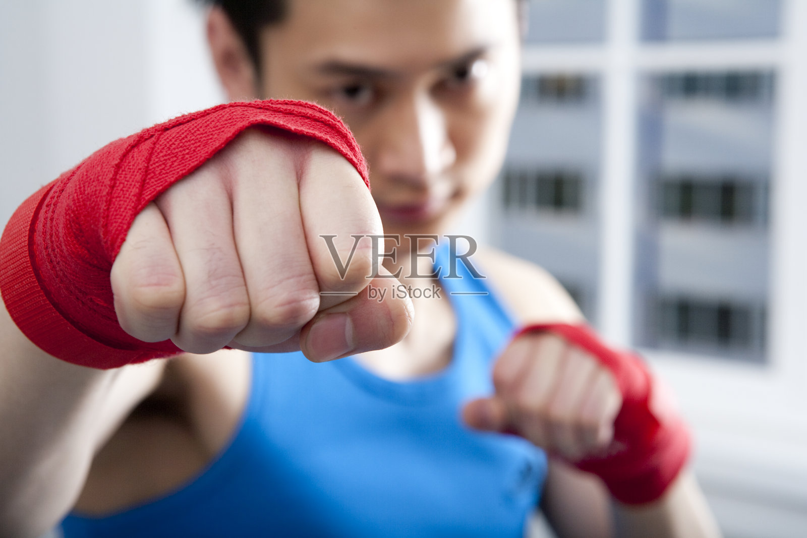 青年男子练习拳击照片摄影图片