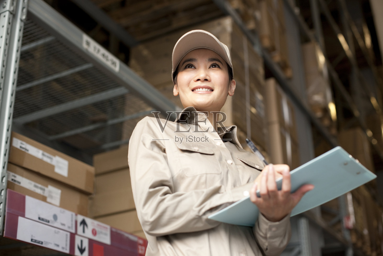 物流工作人员做记录照片摄影图片