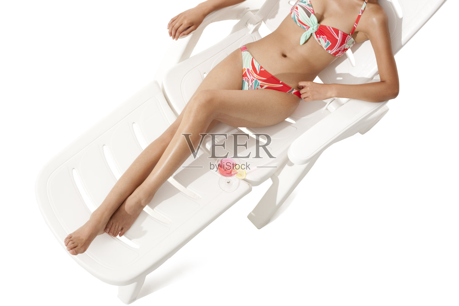 泳装青年女子躺在沙滩椅上照片摄影图片