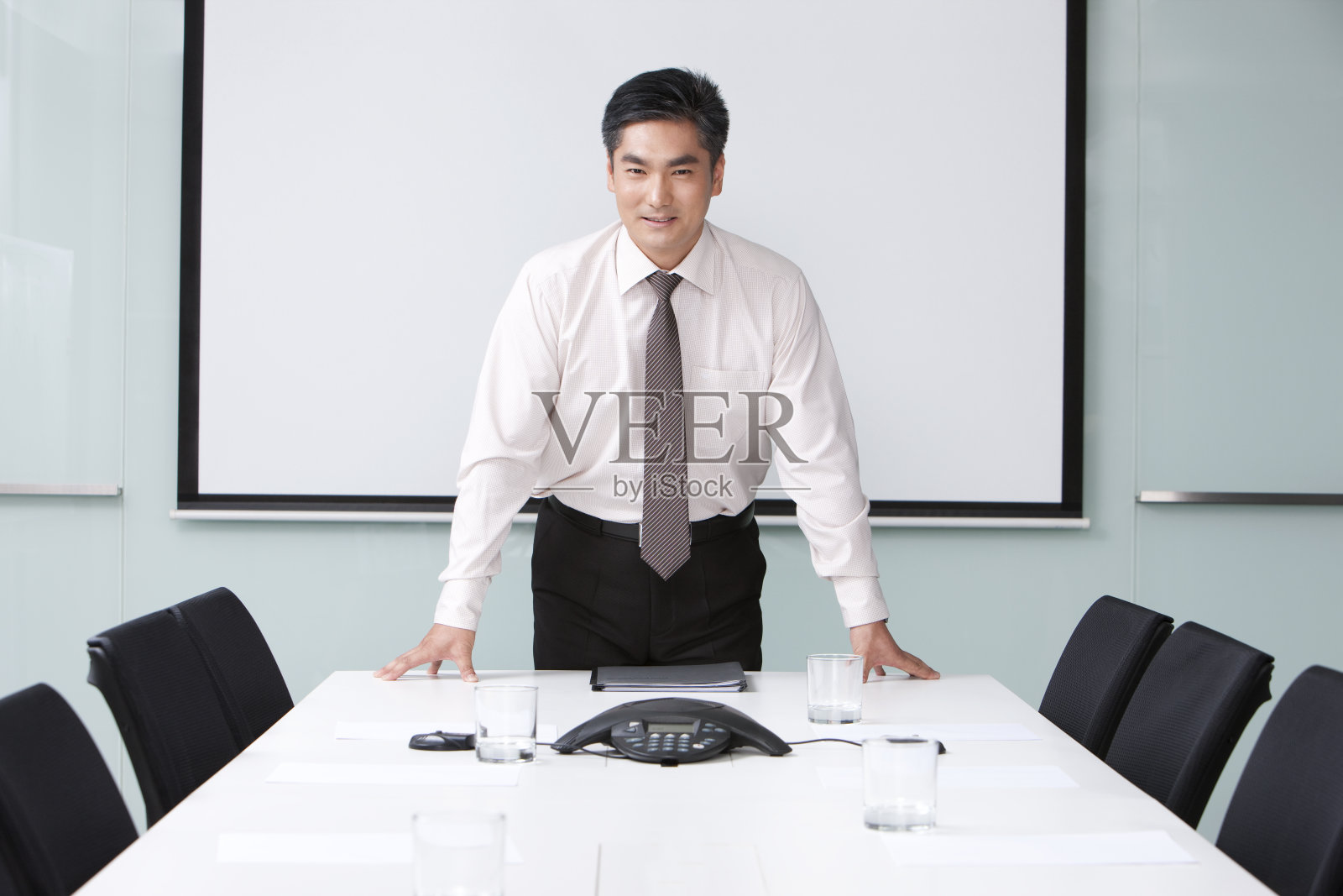 商务男士在会议室照片摄影图片
