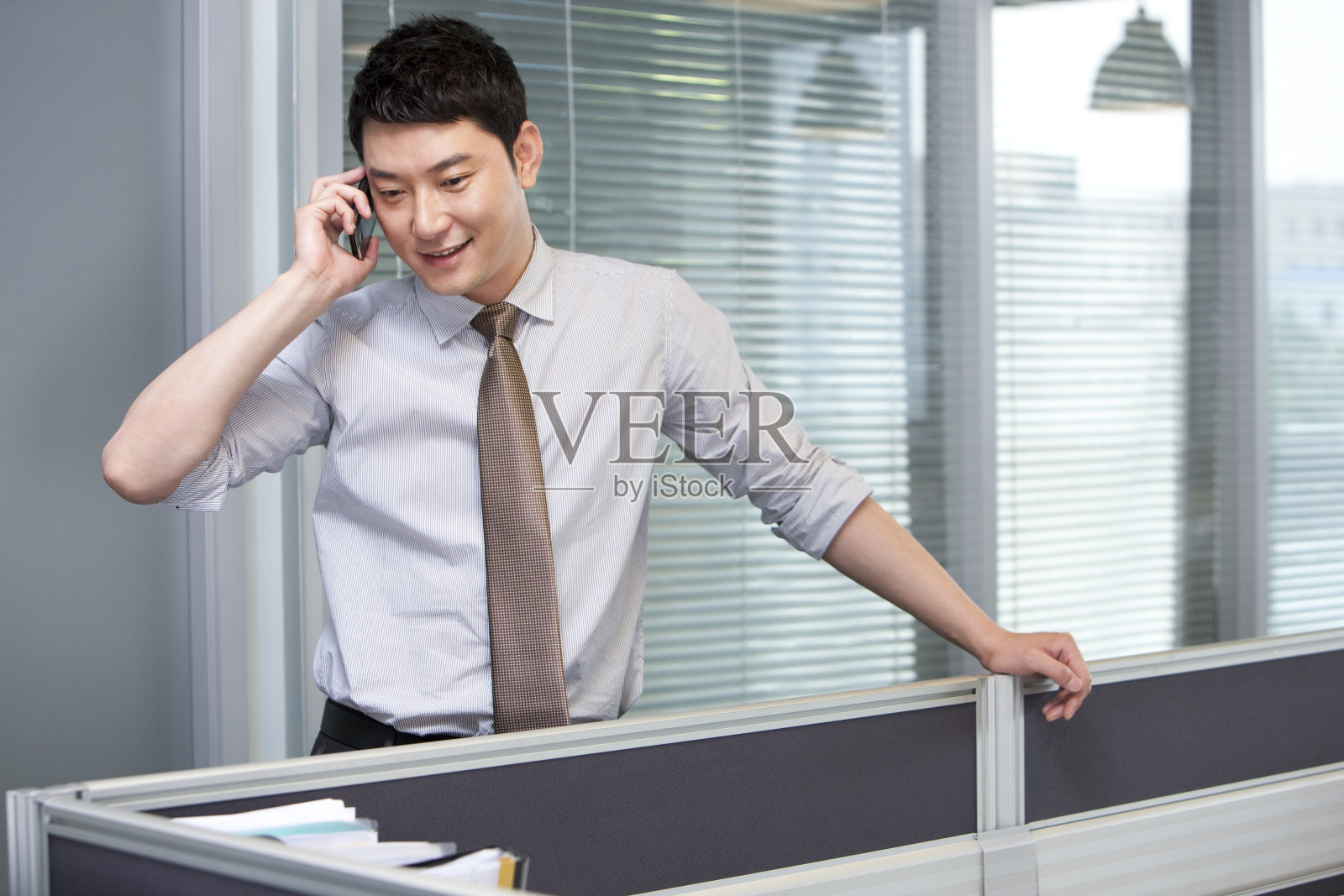 商务人士打电话照片摄影图片