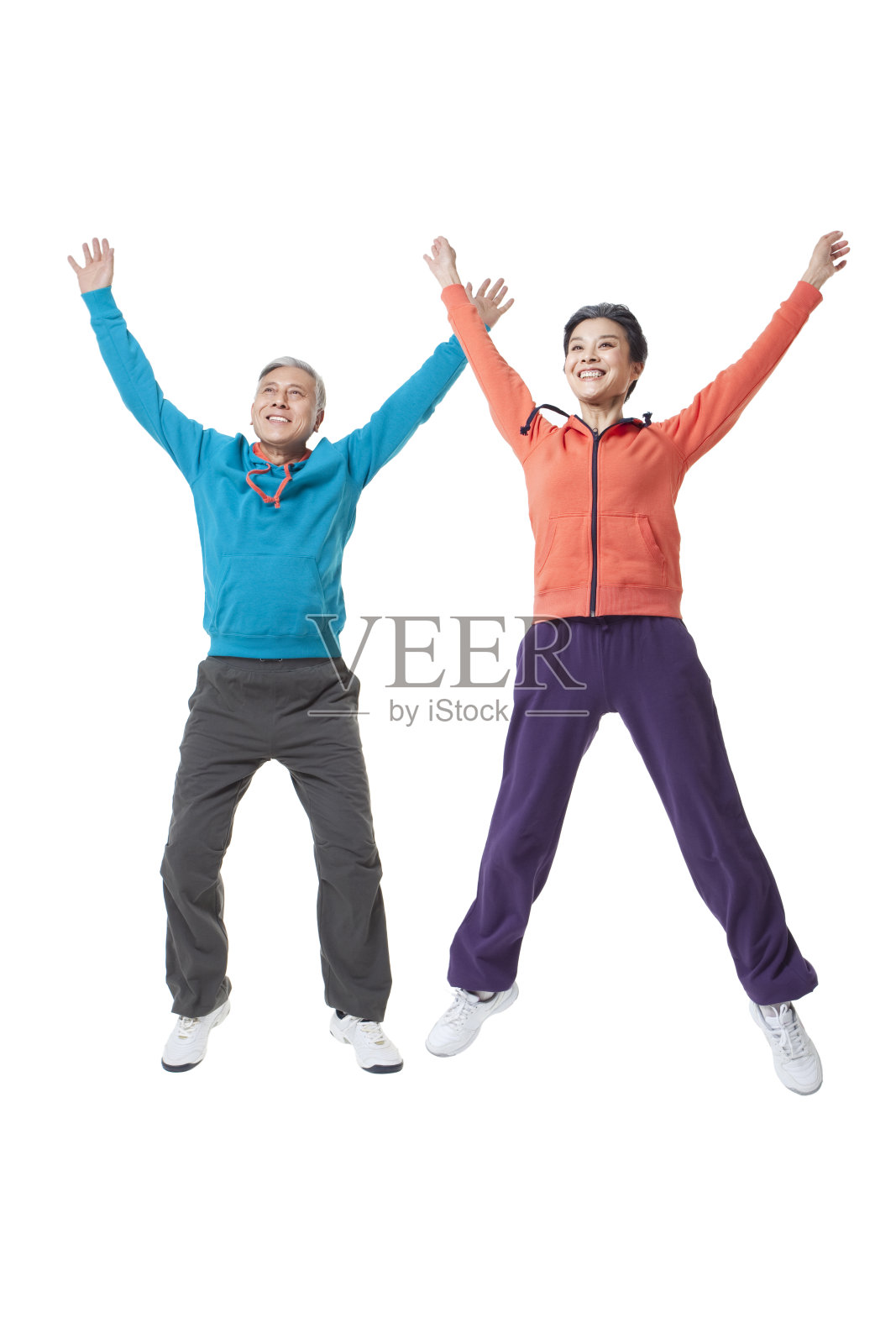 穿运动服的老年夫妇跳跃照片摄影图片