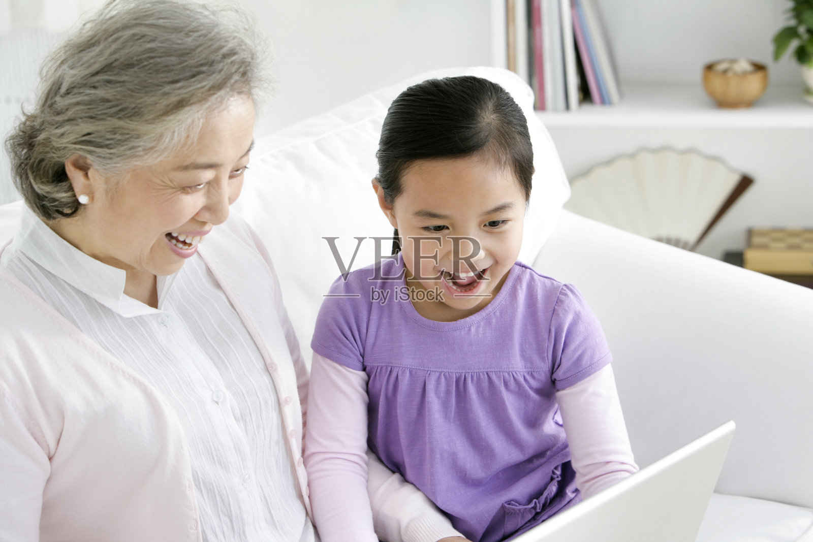 祖孙用笔记本电脑照片摄影图片