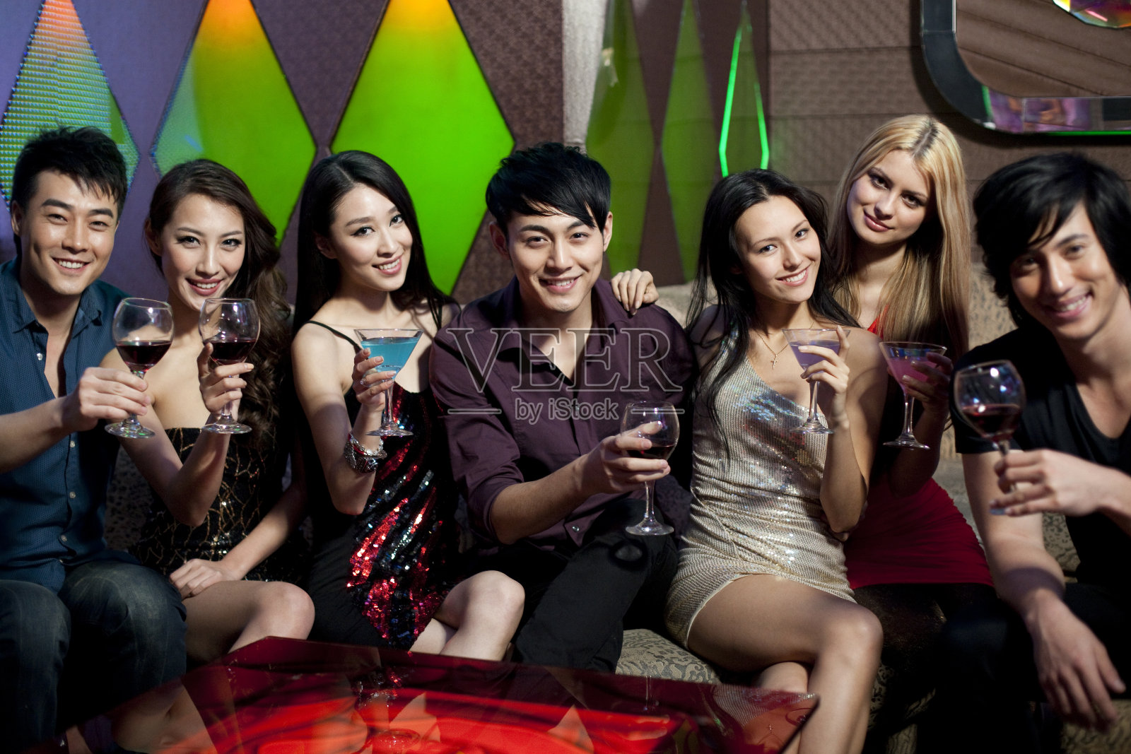 时尚年轻人在酒吧照片摄影图片