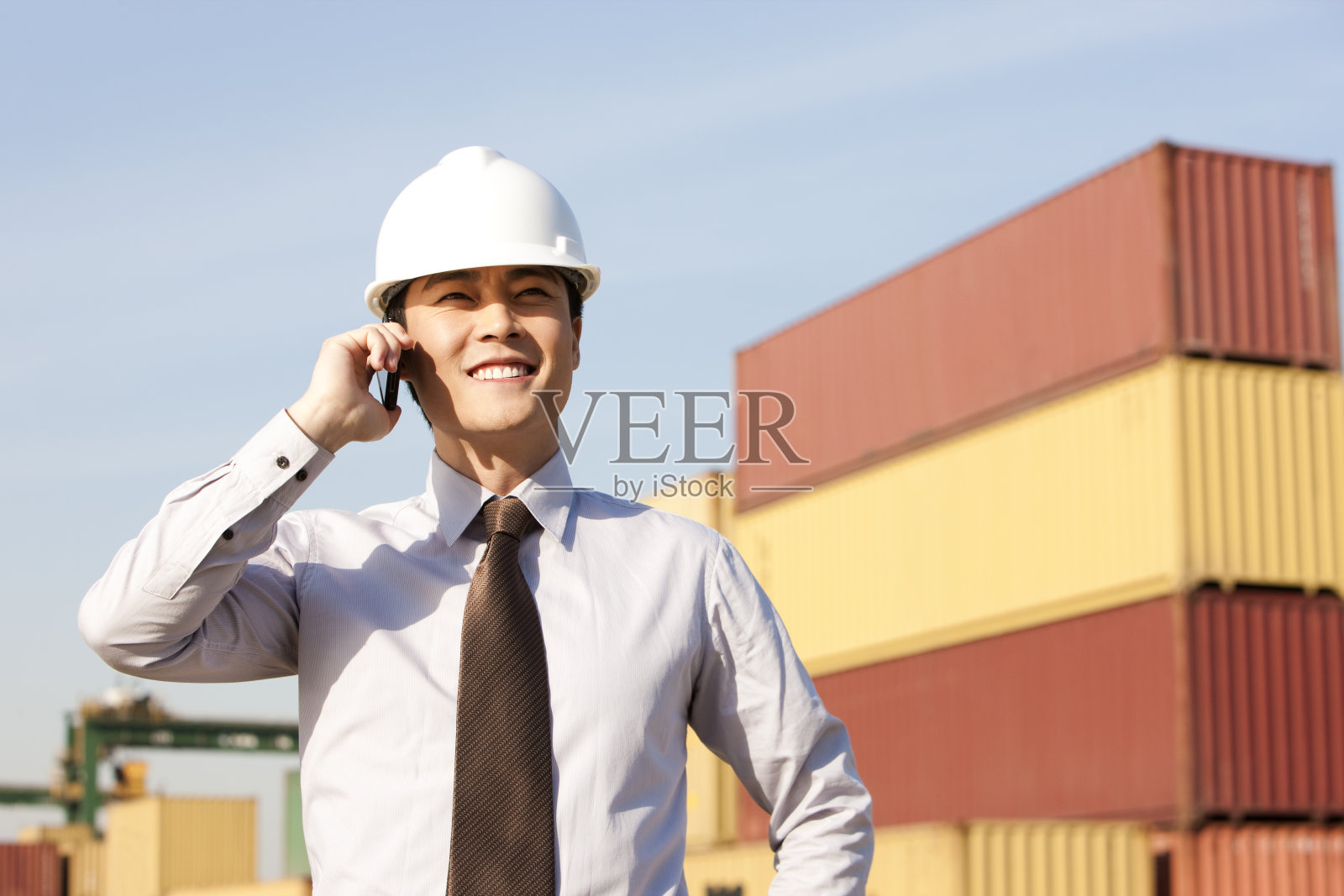 工作人员在码头打电话照片摄影图片