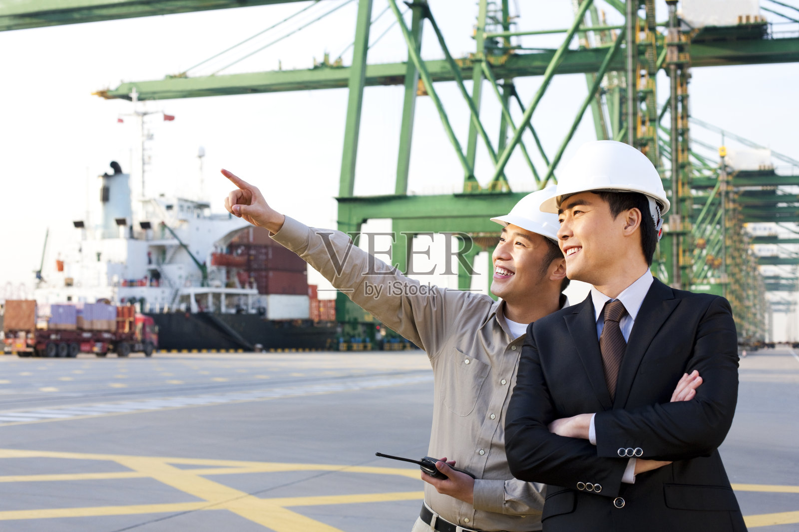 工作人员在码头照片摄影图片