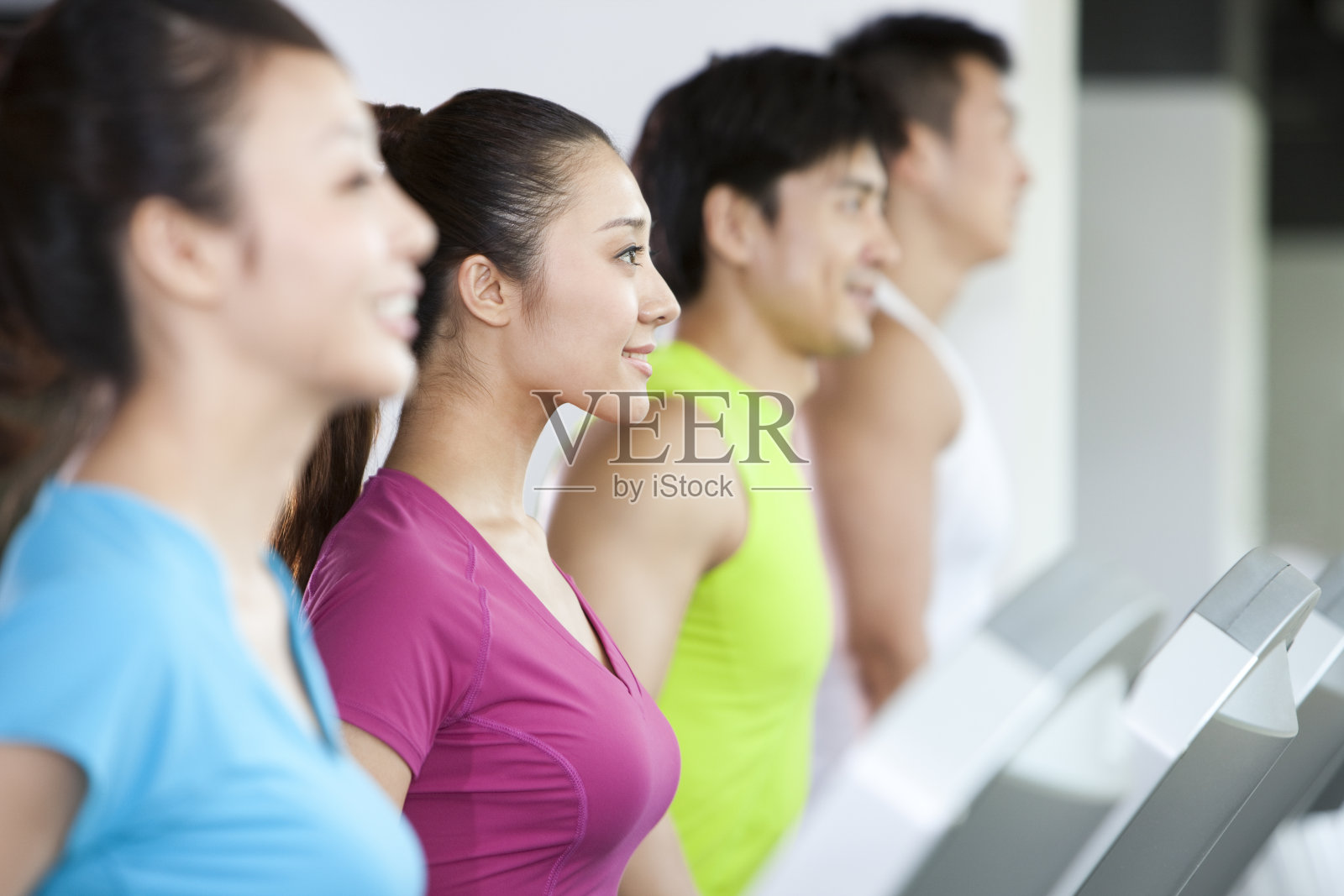 青年男女在健身馆健身照片摄影图片