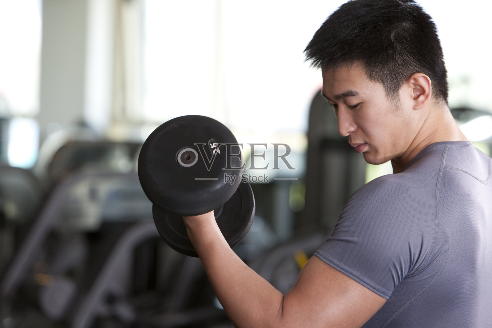 青年男子在健身馆健身照片摄影图片