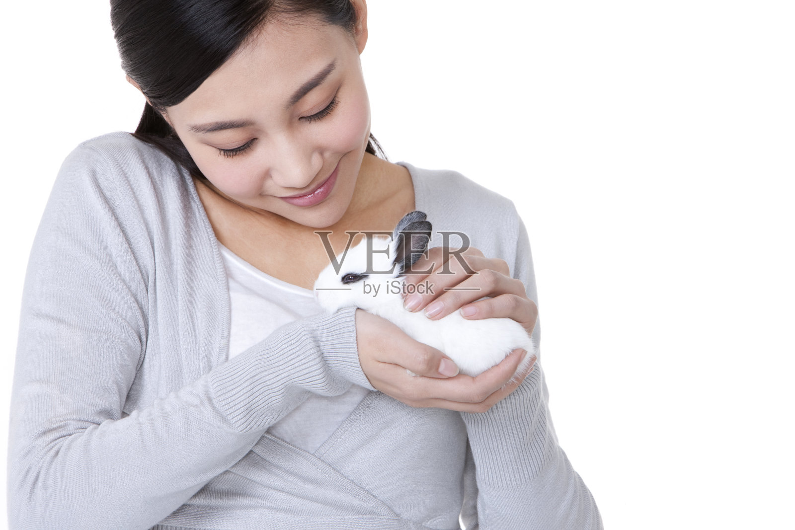 青年女子和小兔子一起玩耍照片摄影图片