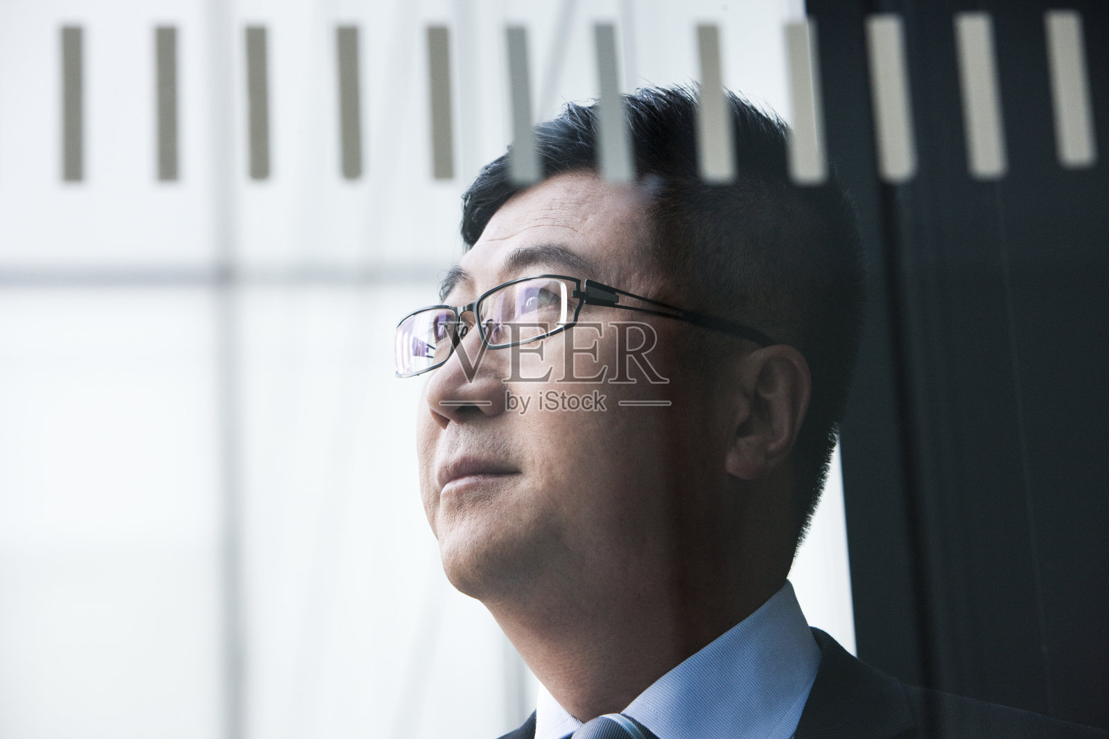 中年商务男士肖像照片摄影图片