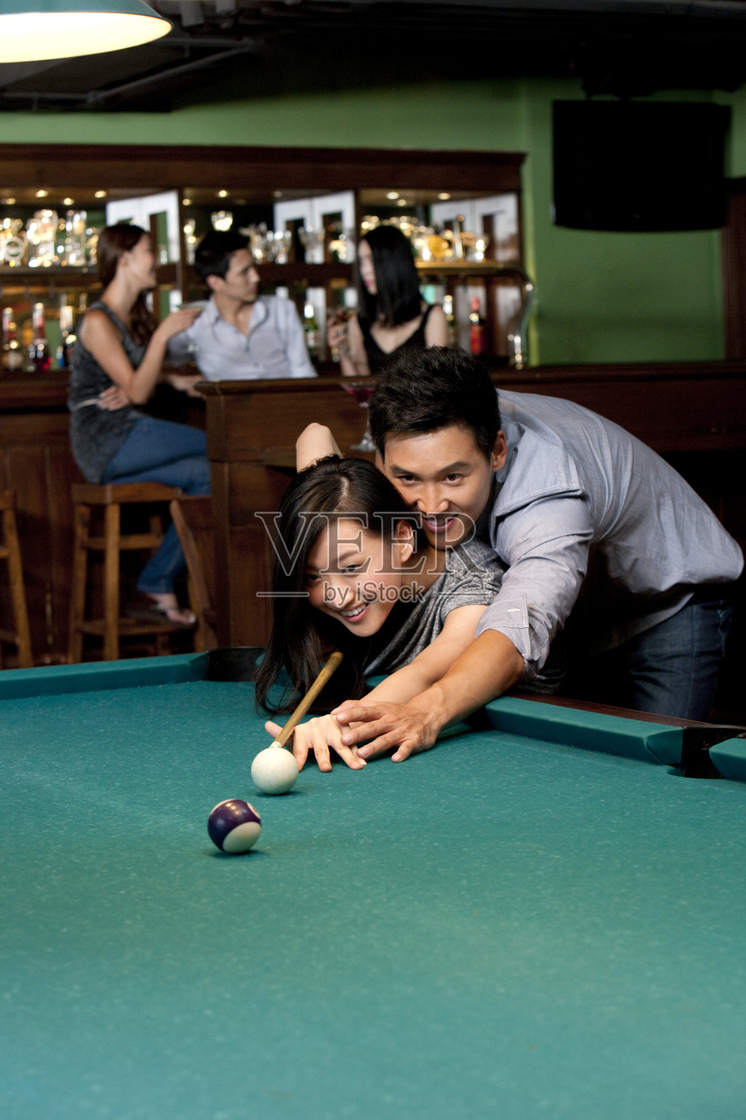 时尚青年男女在酒吧照片摄影图片