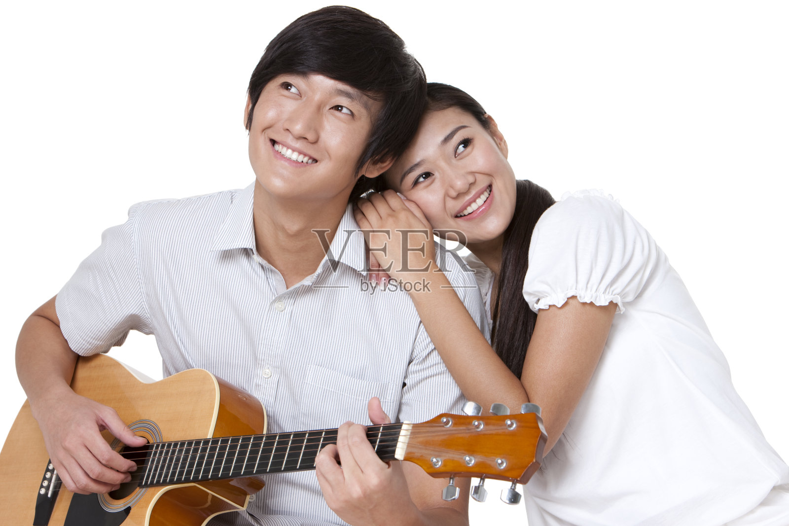 青年情侣弹吉他照片摄影图片