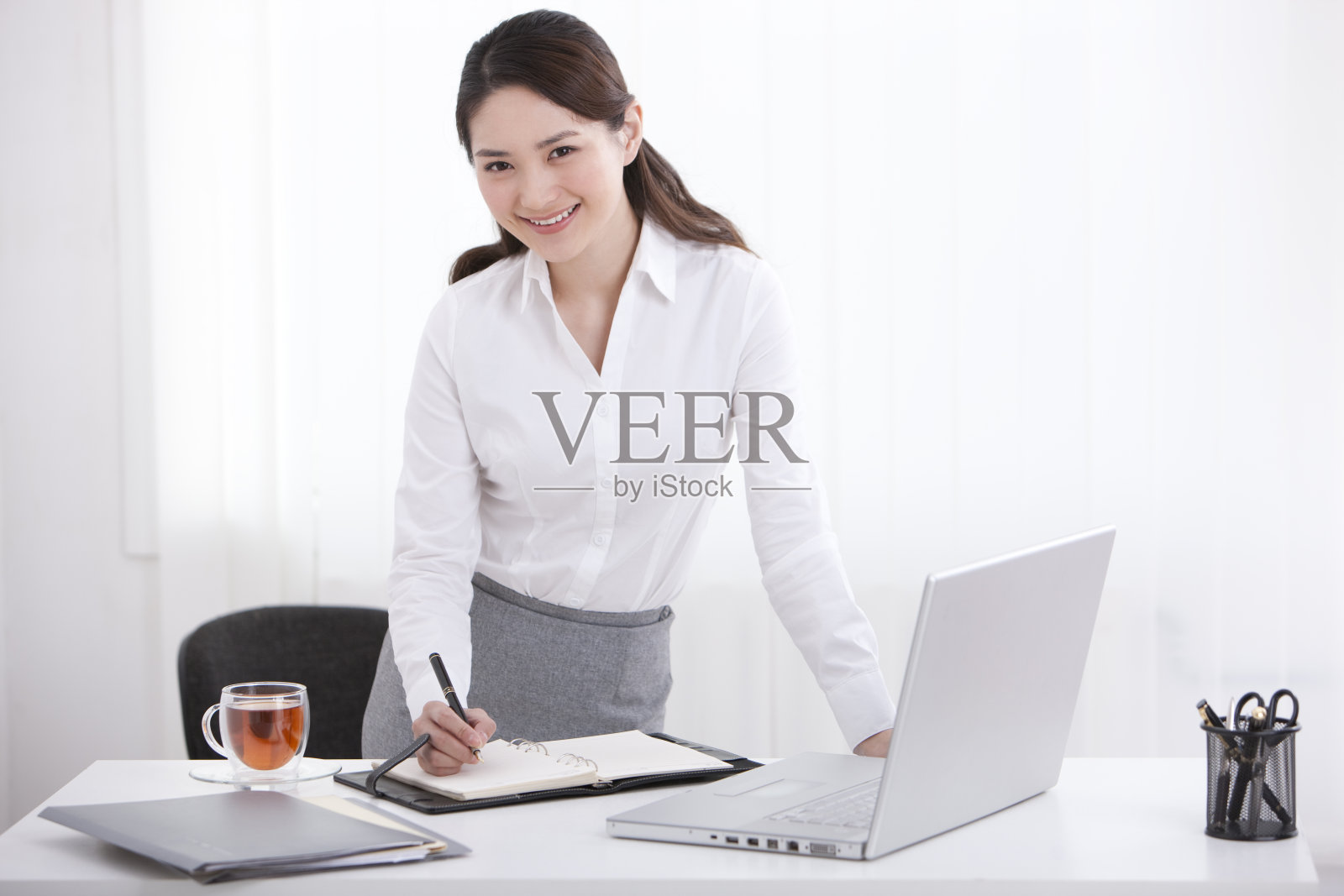 办公室的年轻女性照片摄影图片