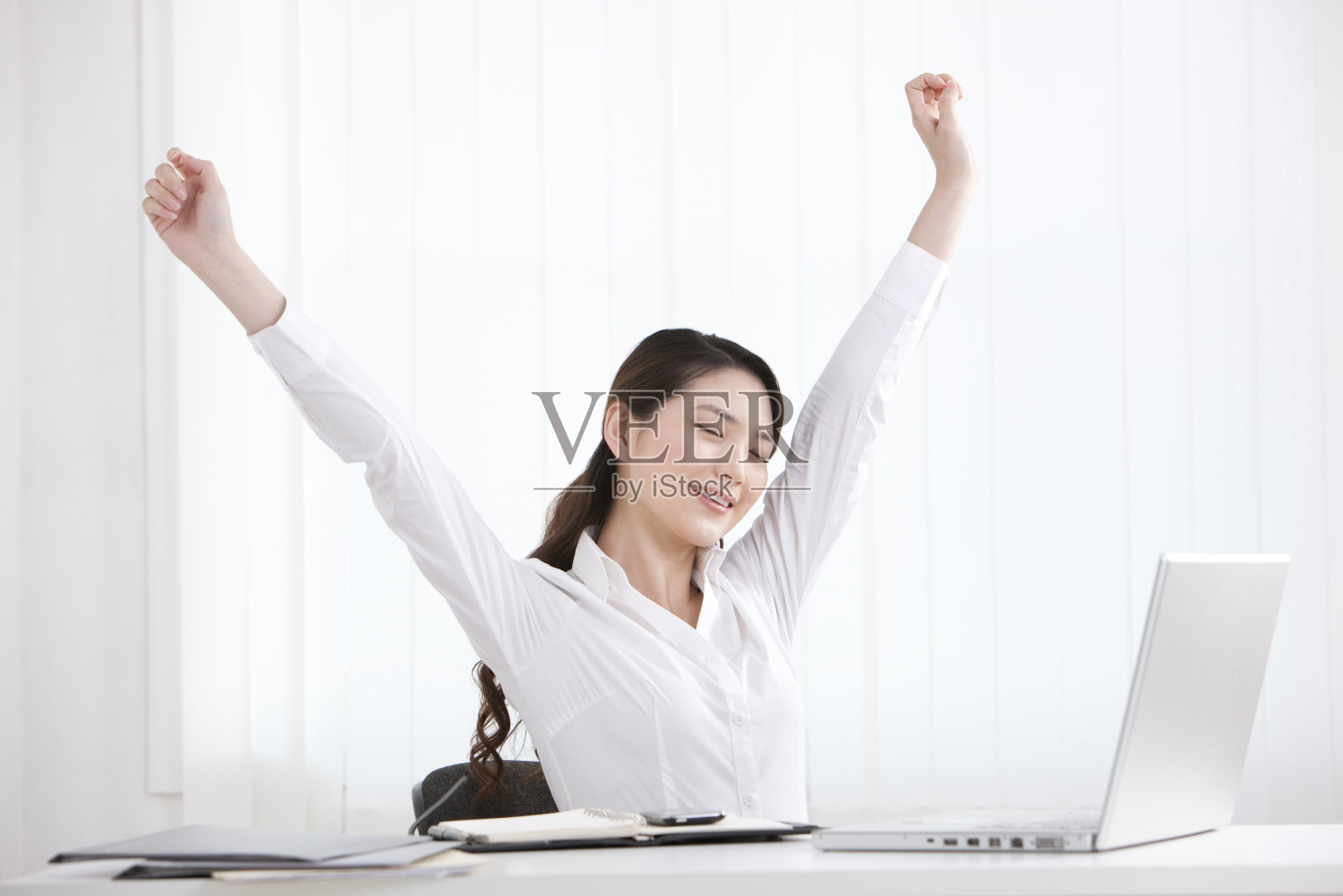 伸懒腰的商务女性照片摄影图片