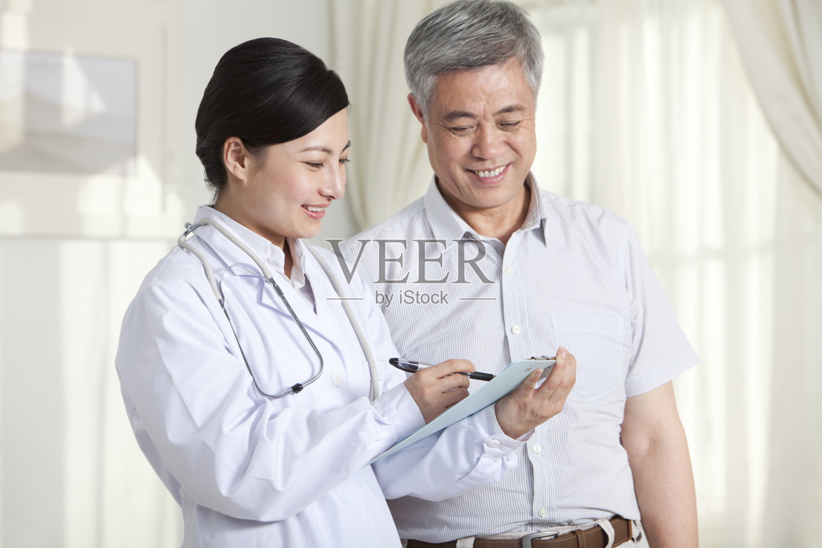 家庭医生和患者照片摄影图片