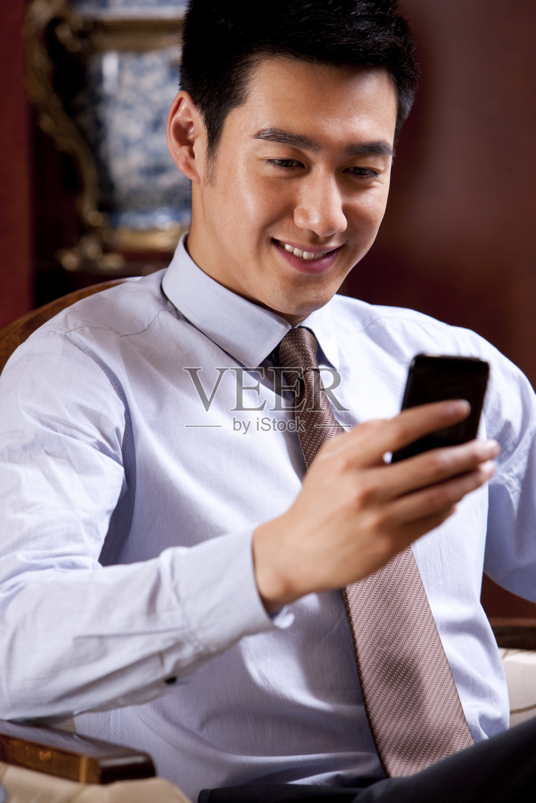 商务男士在酒店用手机照片摄影图片