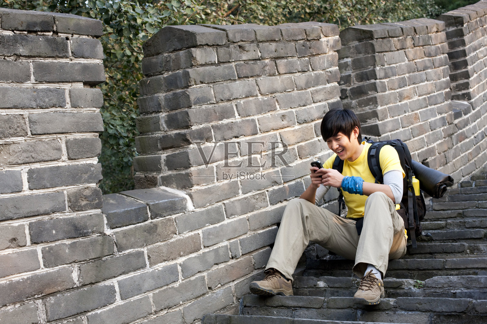 活力青年登长城照片摄影图片