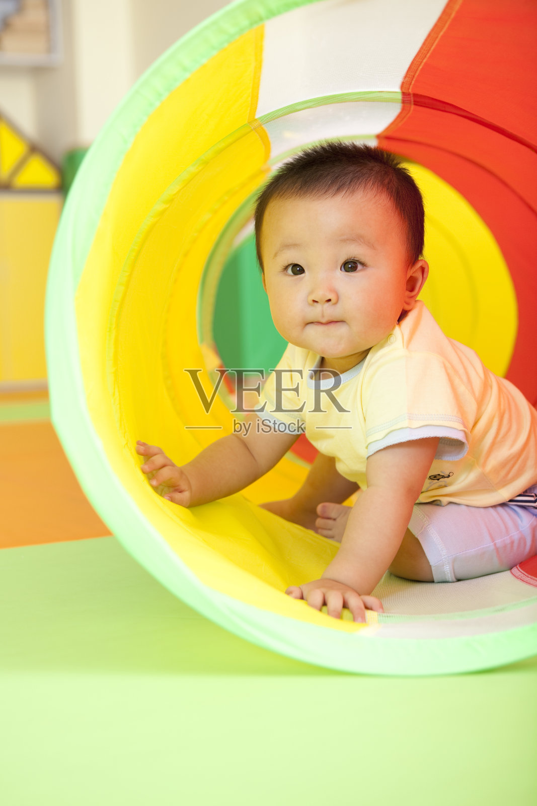 小宝宝在做游戏照片摄影图片