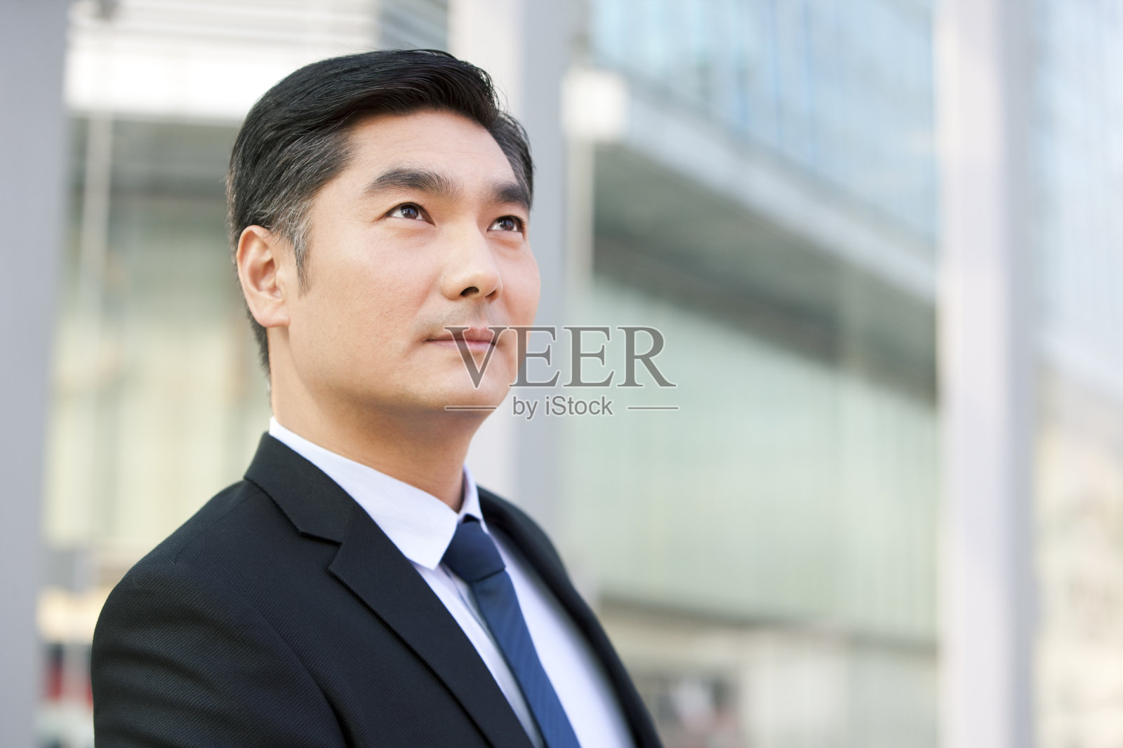 中年商务男士肖像照片摄影图片