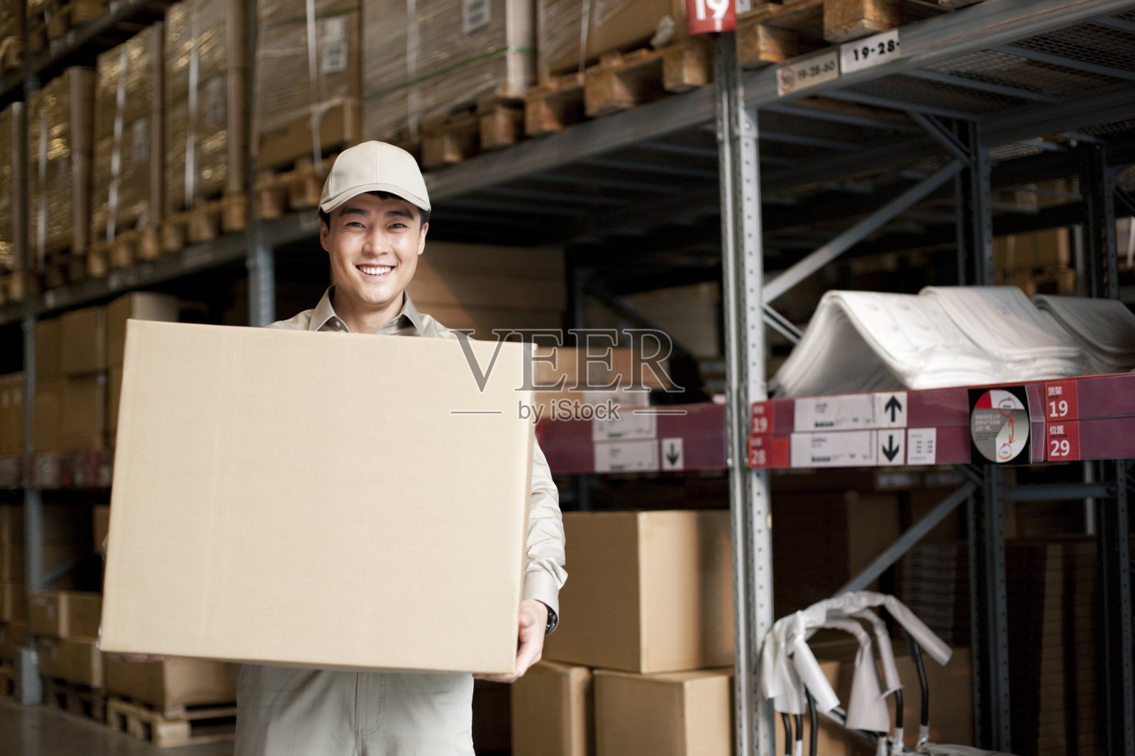 物流工作人员搬运货物照片摄影图片