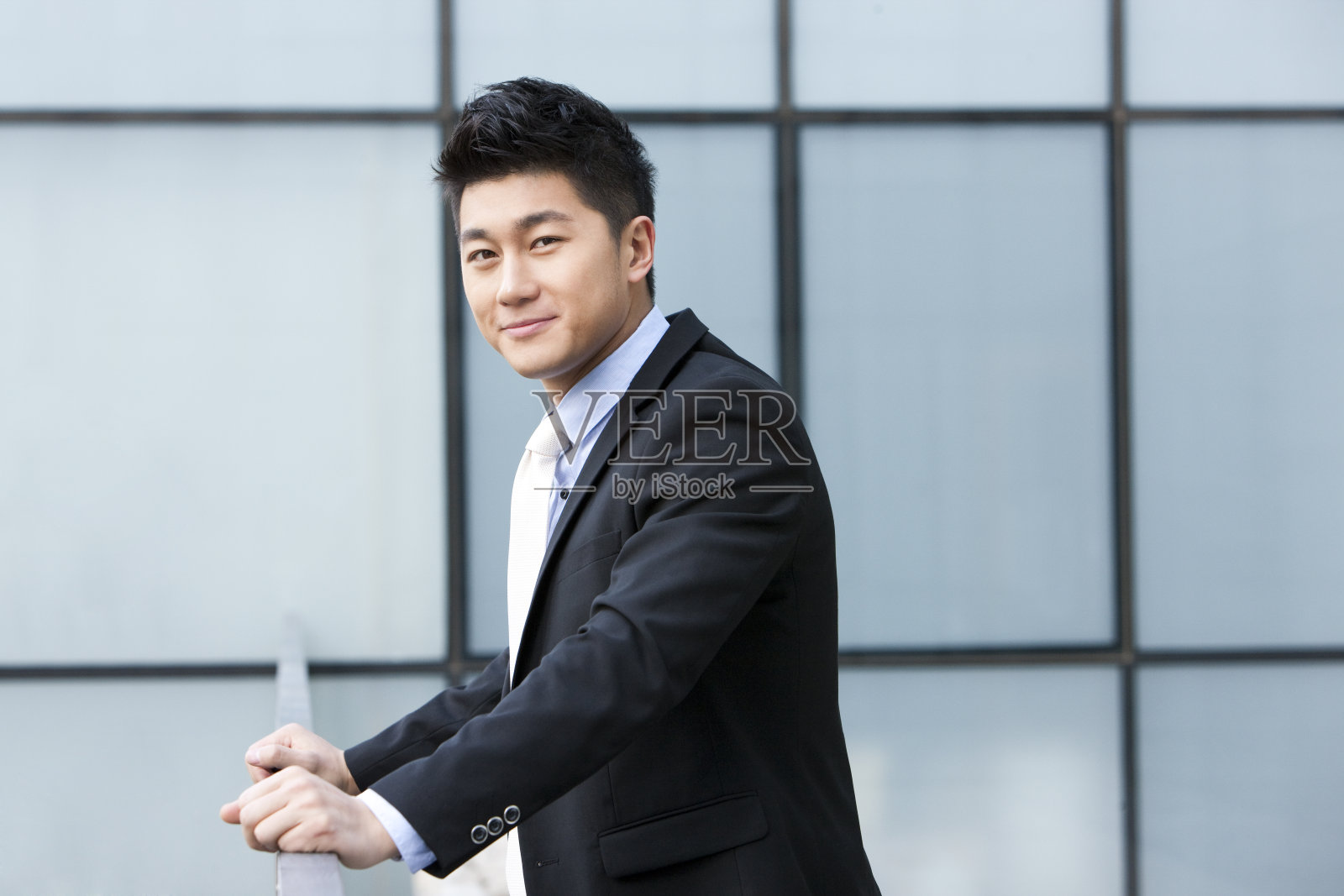 青年商务男士肖像照片摄影图片