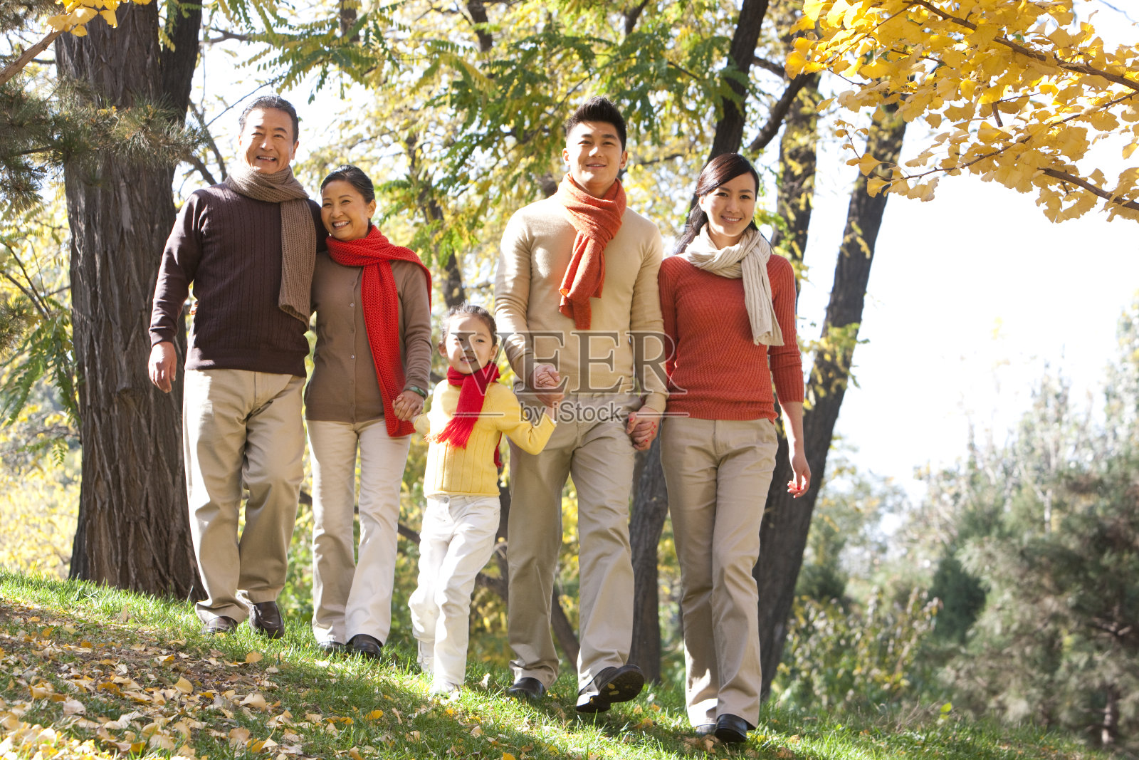 秋日里全家在一起玩耍照片摄影图片