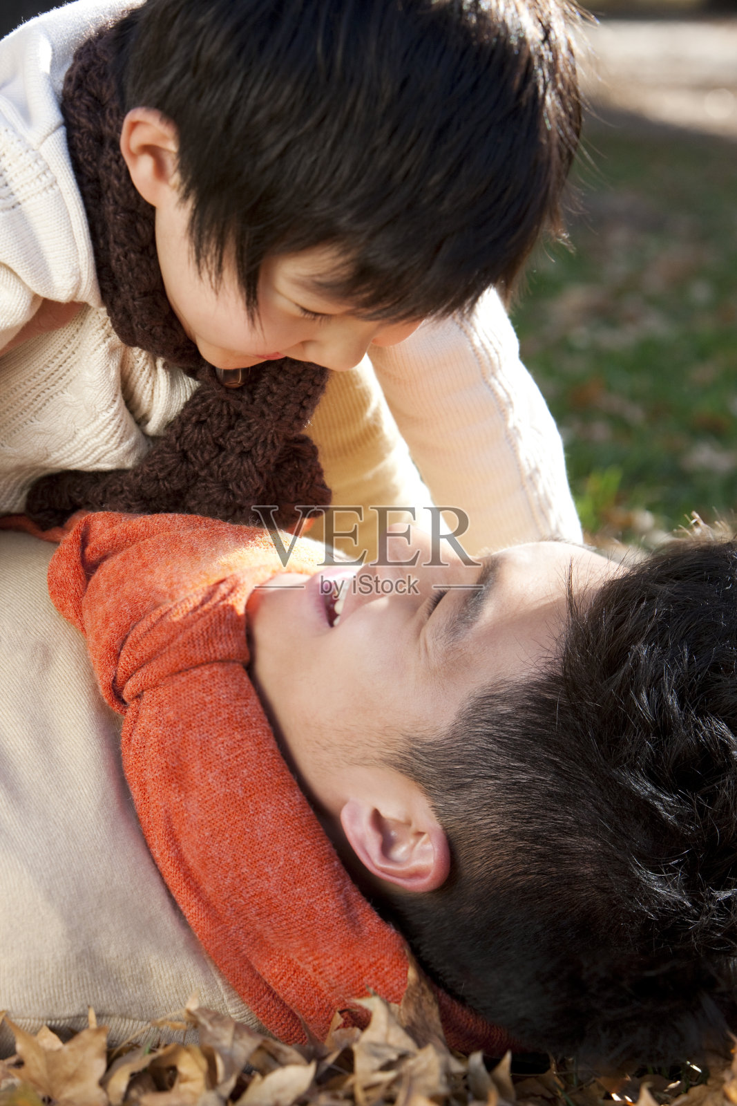 秋日里父子一起玩耍照片摄影图片