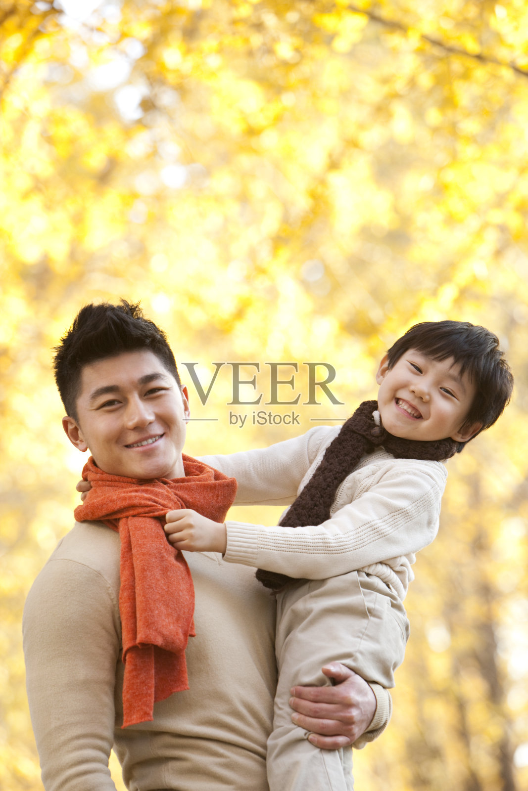 秋日里父子在一起玩耍照片摄影图片