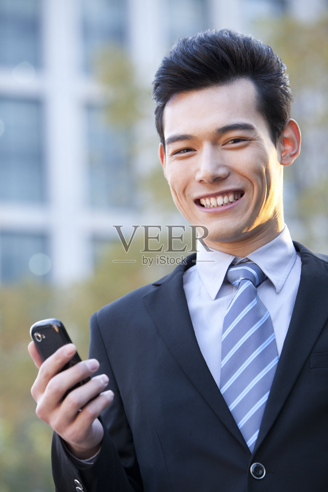 青年商务男士和手机照片摄影图片