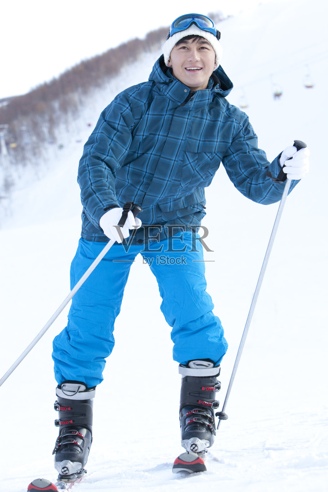 时尚青年男子在滑雪场照片摄影图片