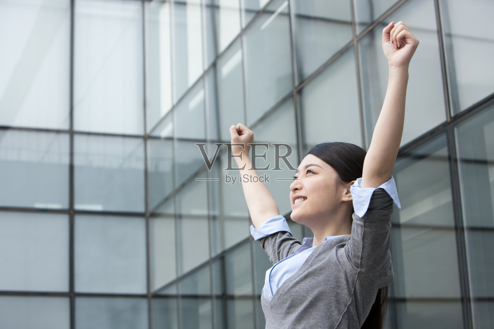 青年商务女士伸展手臂照片摄影图片