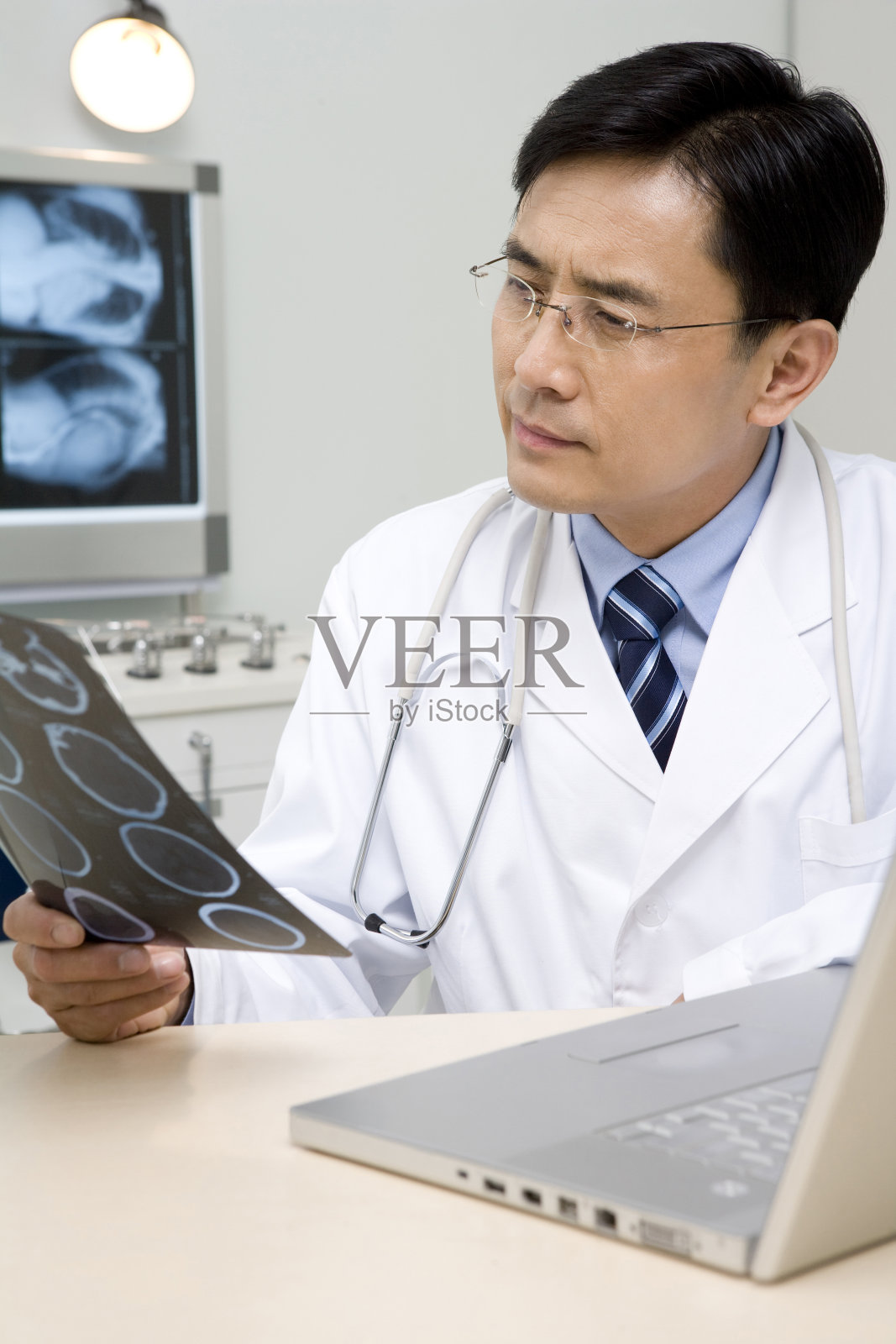 医生看片子研究病情照片摄影图片