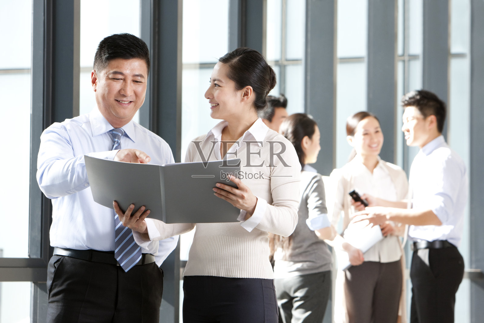 商务人士看文件照片摄影图片