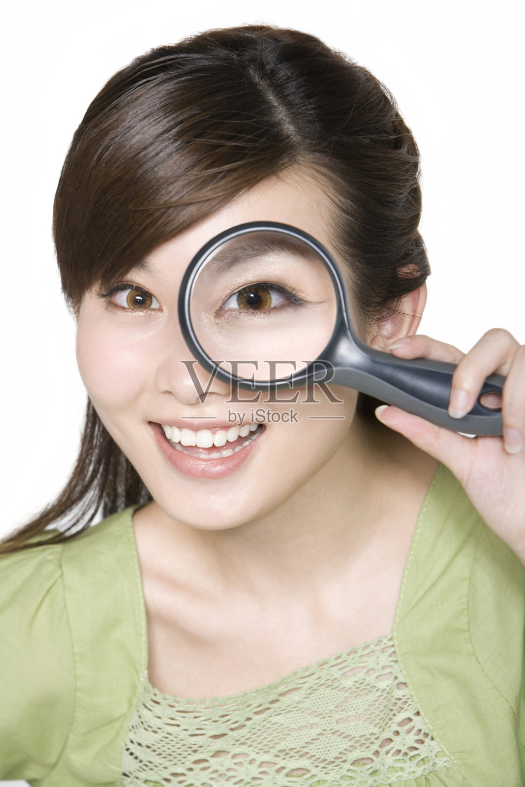 年轻女性用放大镜照片摄影图片