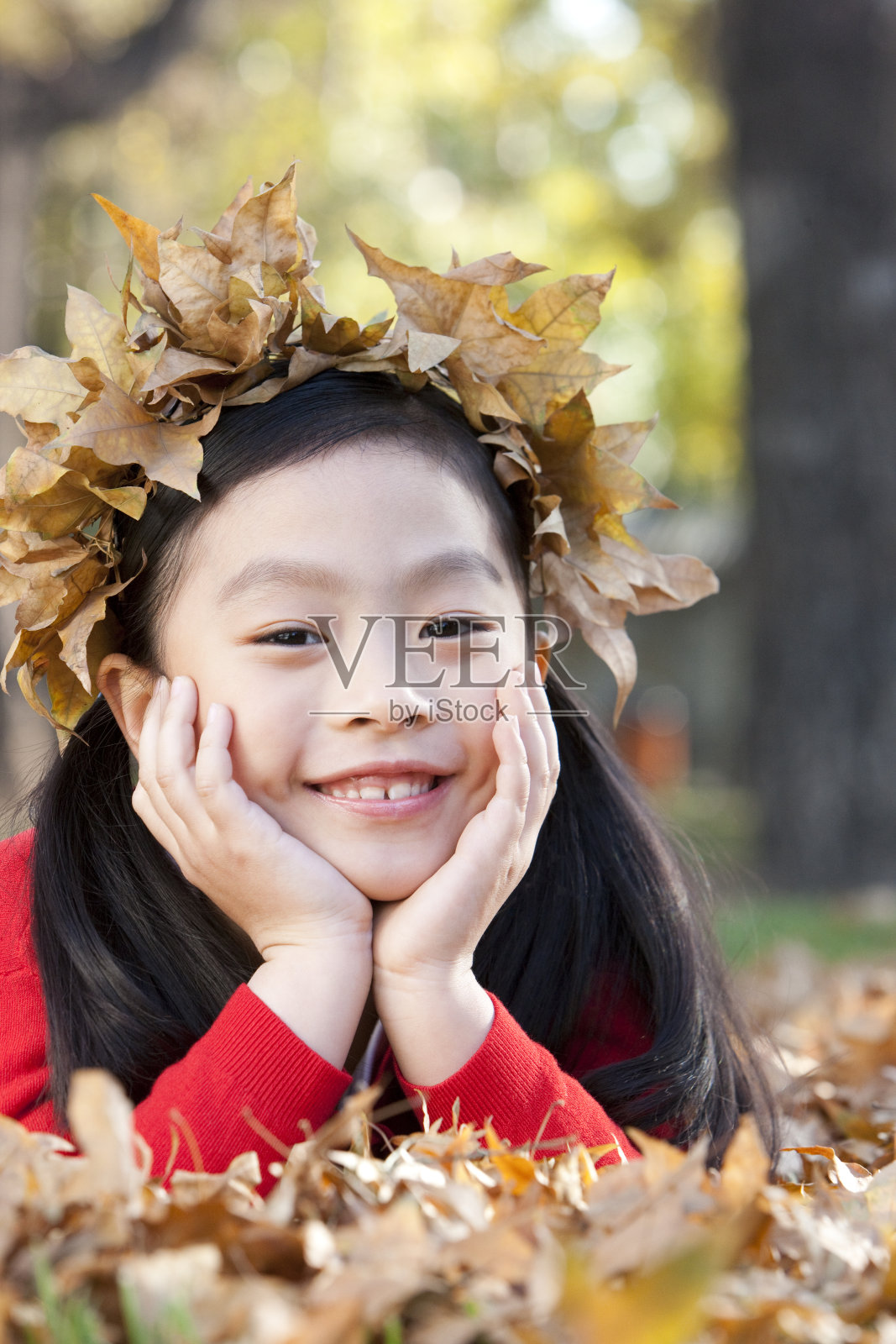 秋日里的小女孩照片摄影图片
