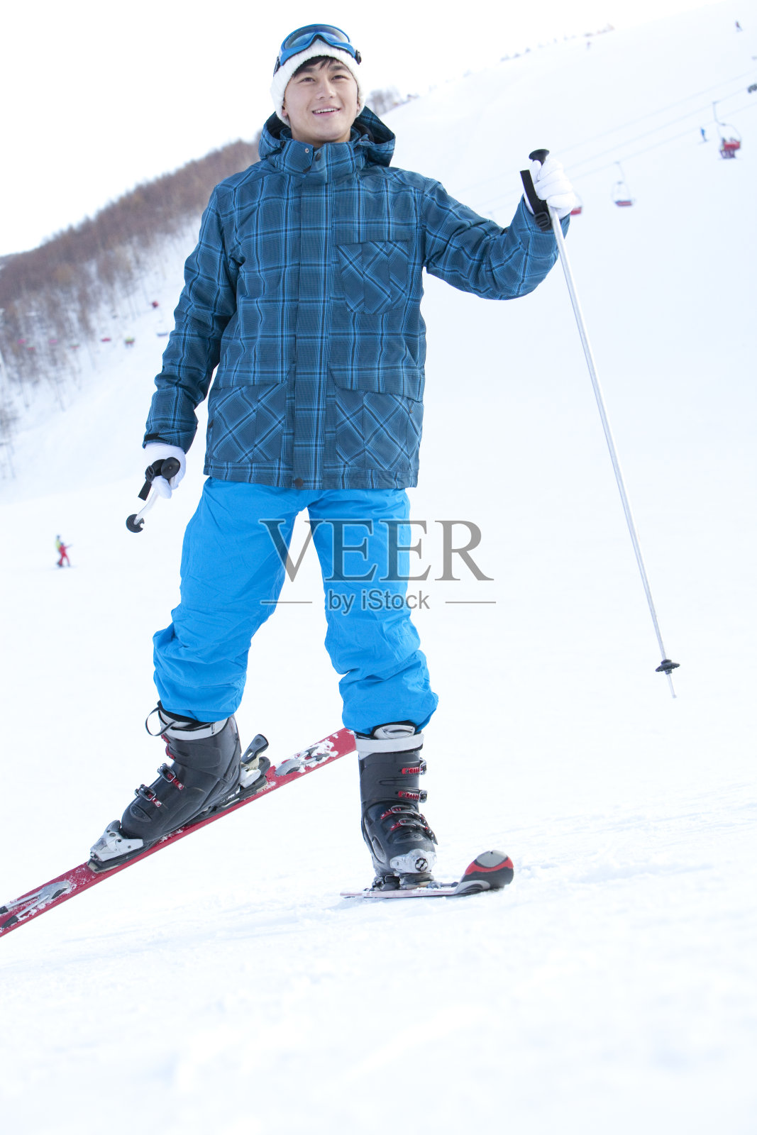 时尚青年男子在滑雪场照片摄影图片