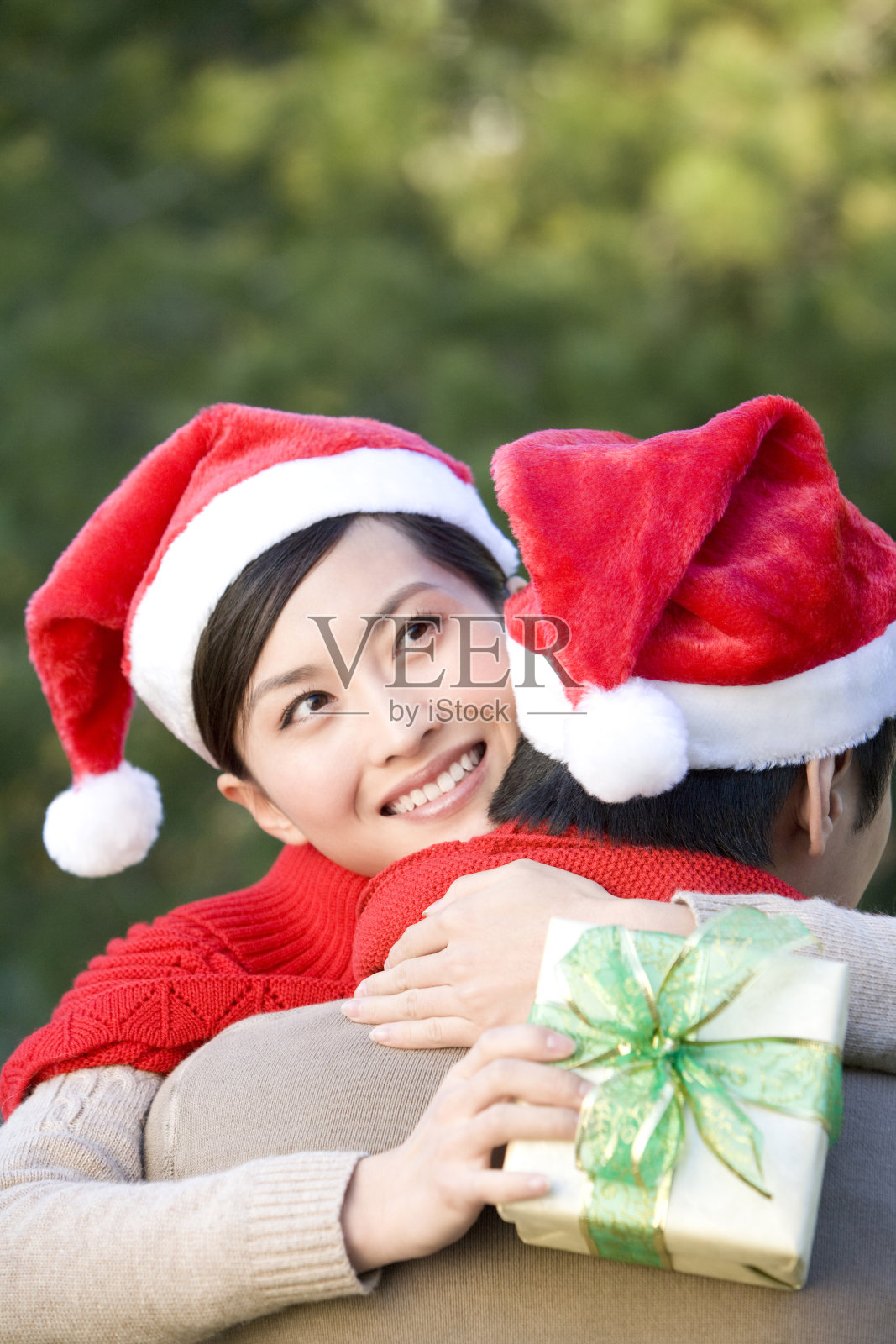 年轻夫妇和圣诞礼物照片摄影图片