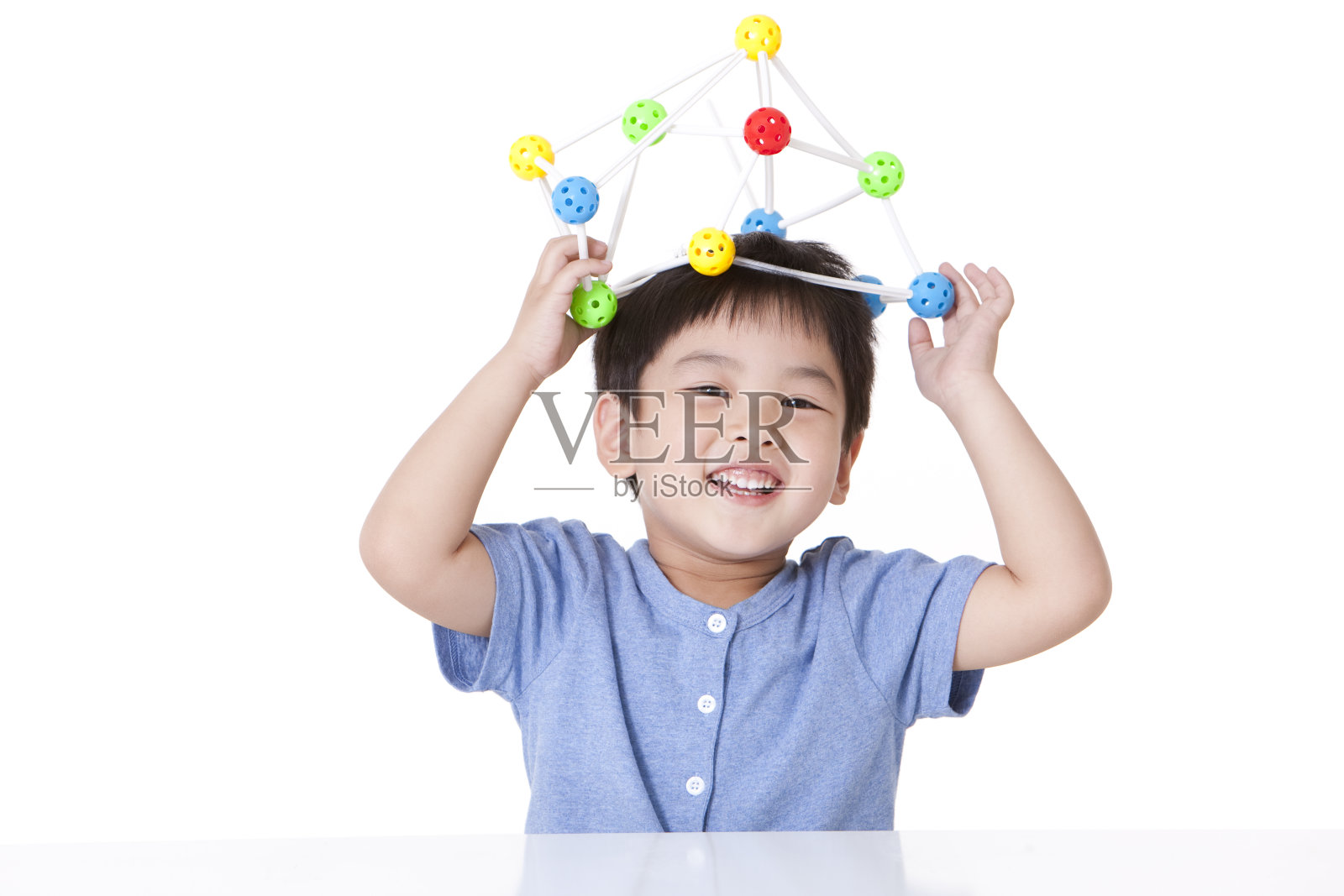 小男孩玩万象球照片摄影图片