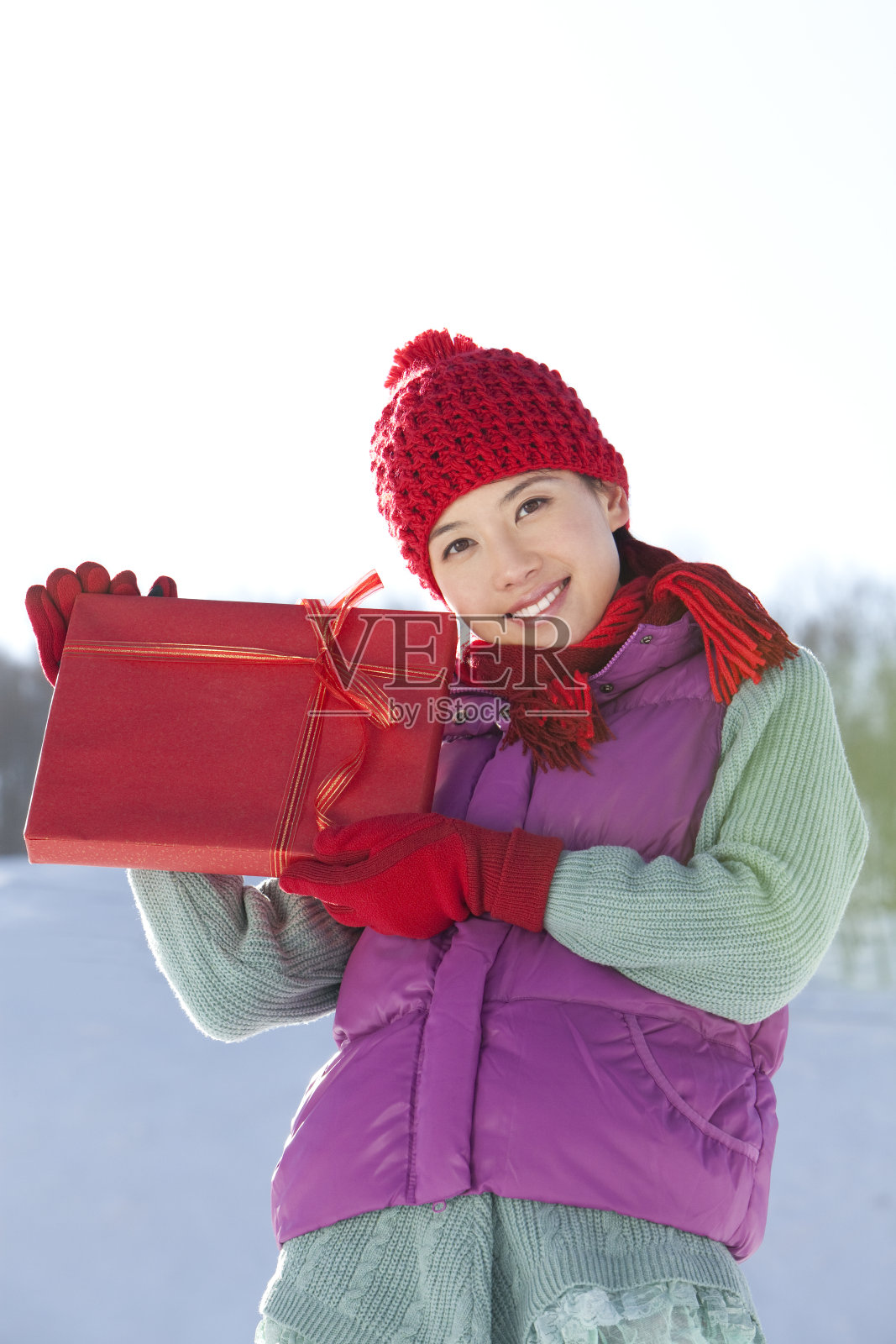 时尚青年女子送礼物照片摄影图片