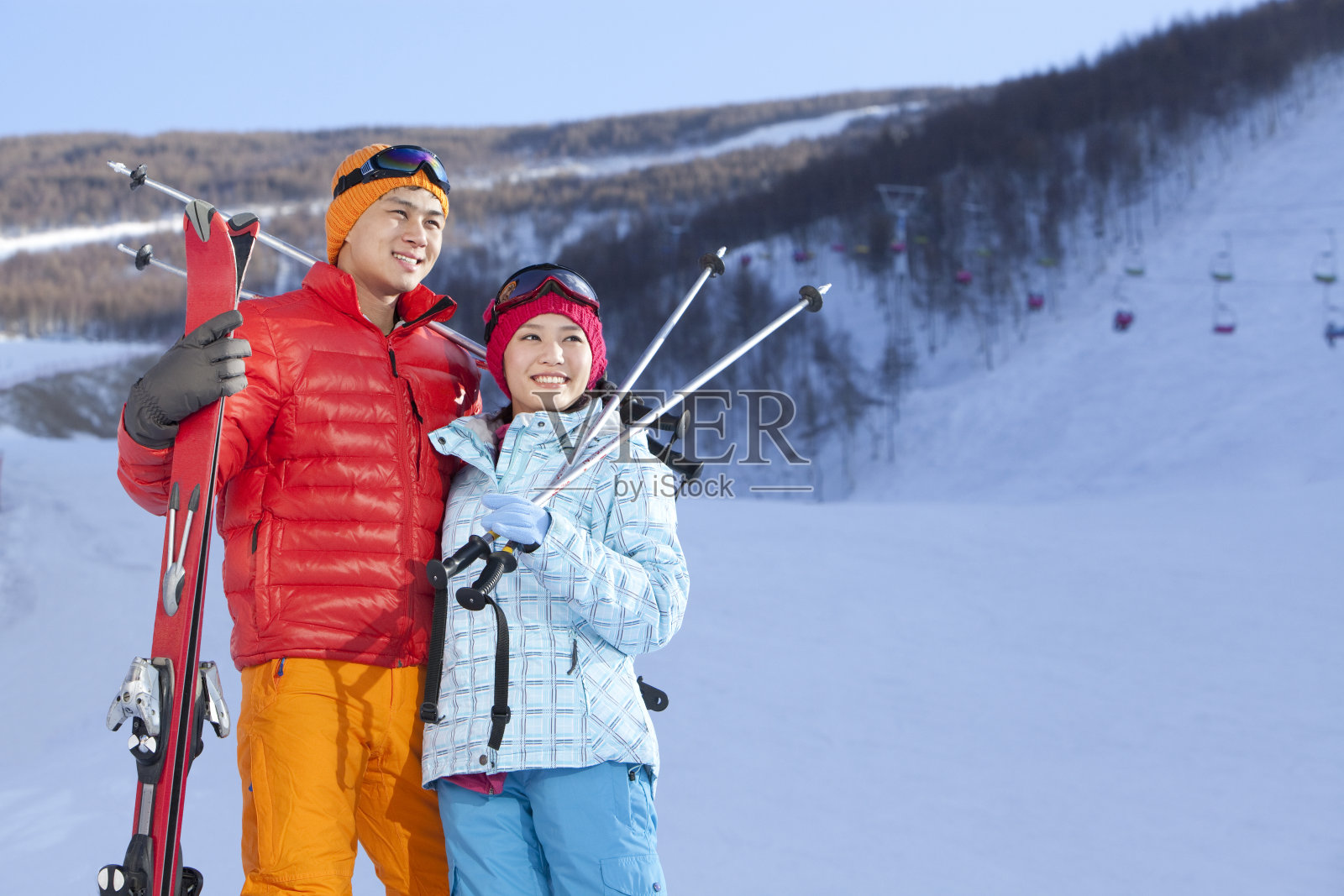 时尚青年男女在滑雪场照片摄影图片