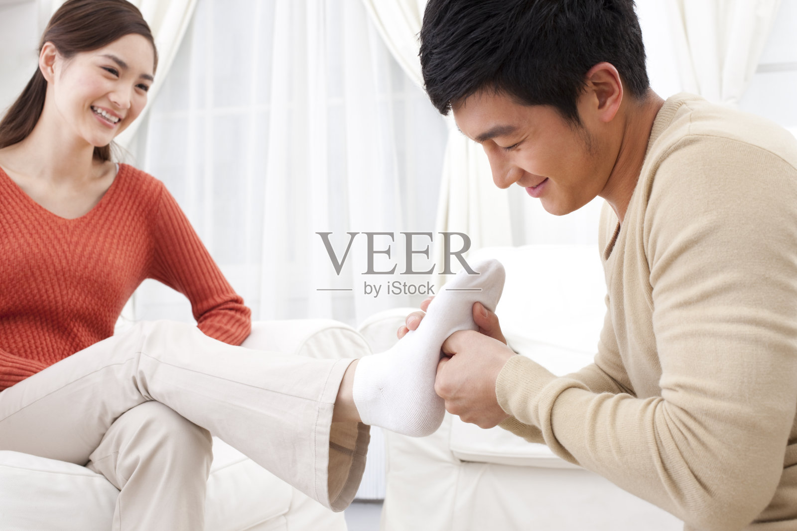 丈夫给妻子按摩照片摄影图片