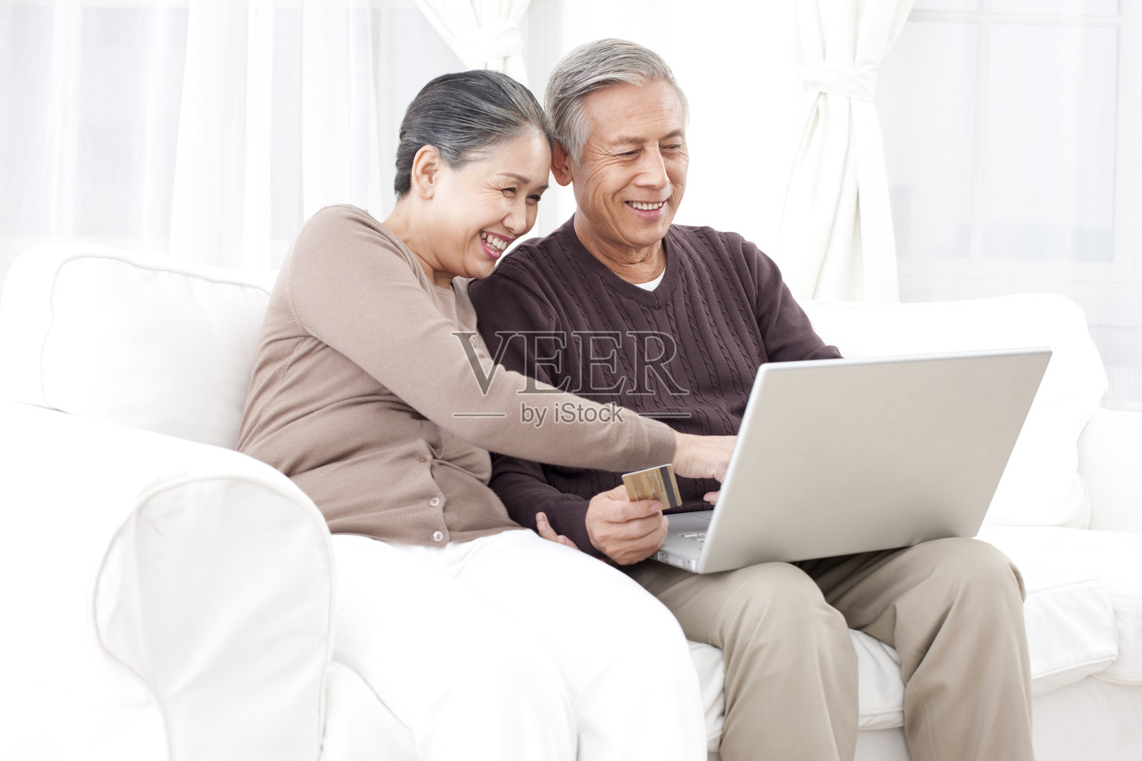 老年夫妇上网购物照片摄影图片