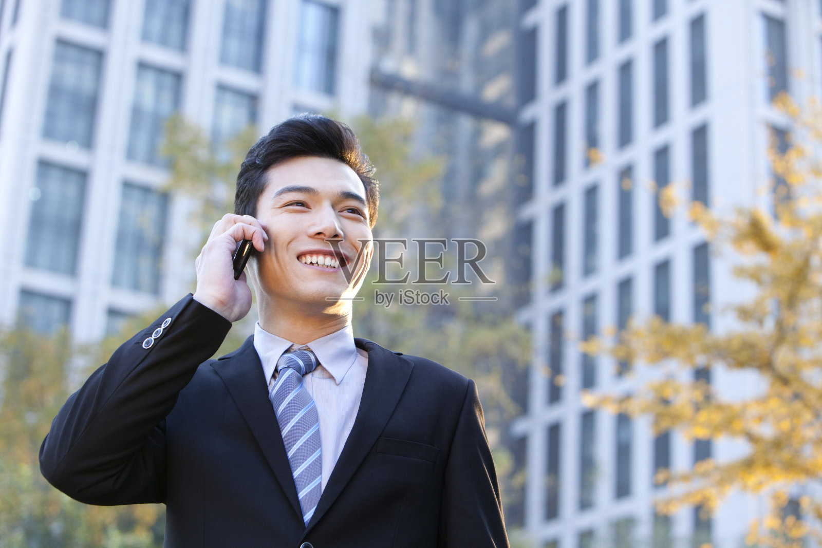 青年商务男士打电话照片摄影图片