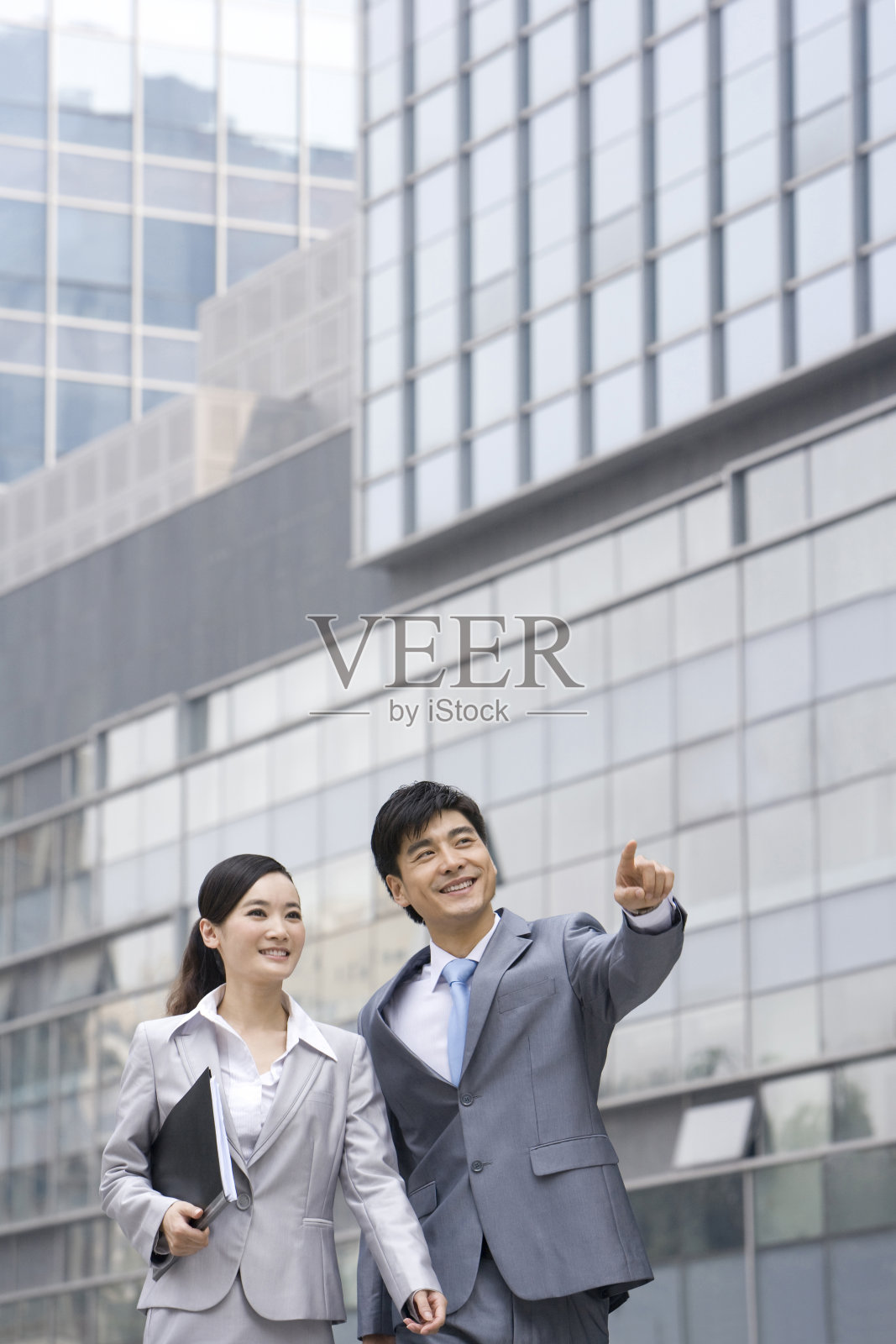 商务人士在交谈照片摄影图片