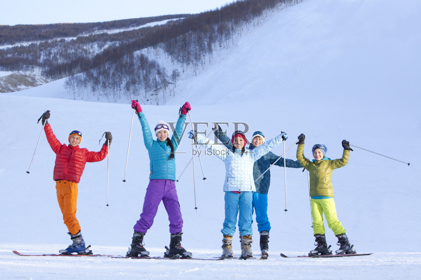 时尚青年男女在滑雪场照片摄影图片
