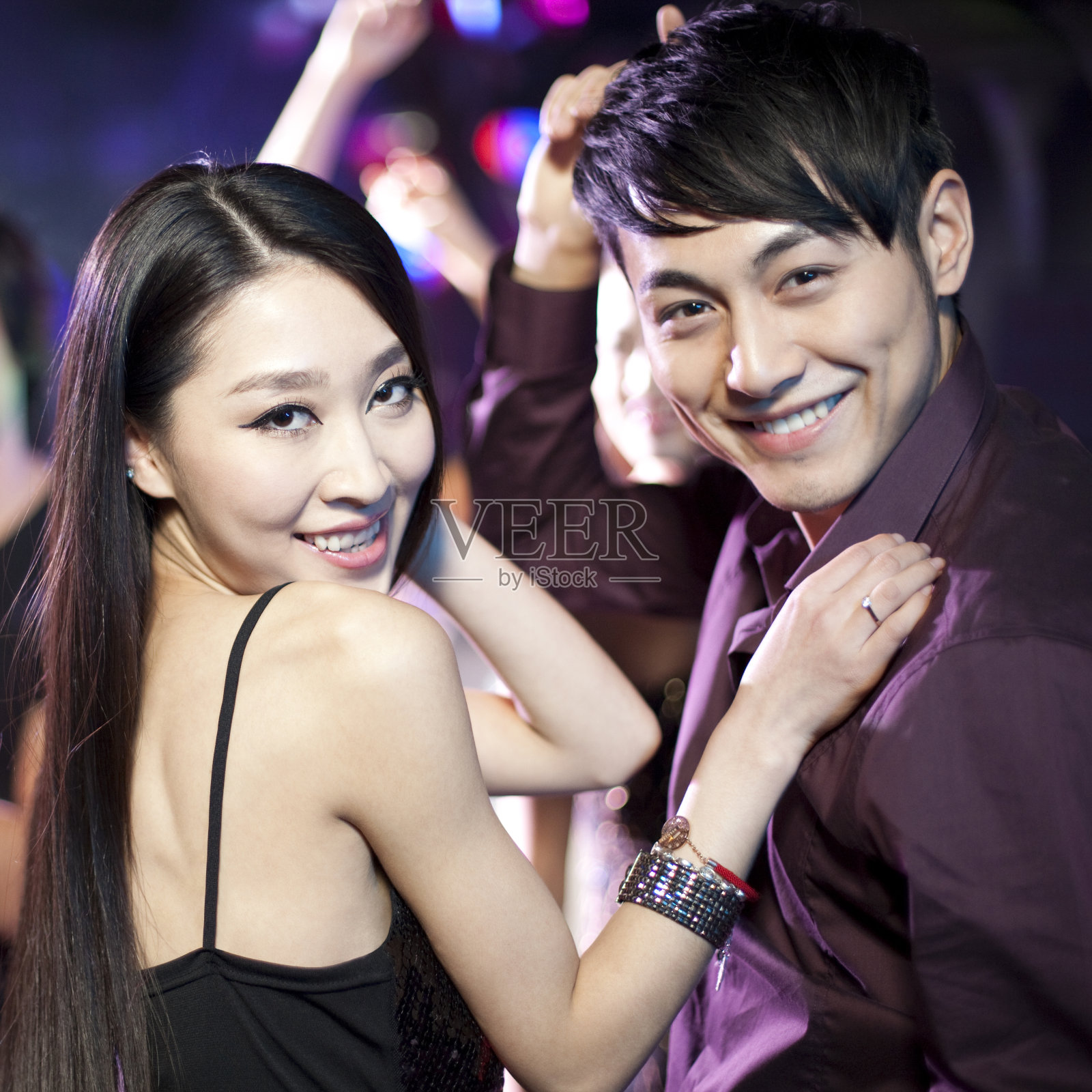 时尚年轻人在酒吧跳舞照片摄影图片