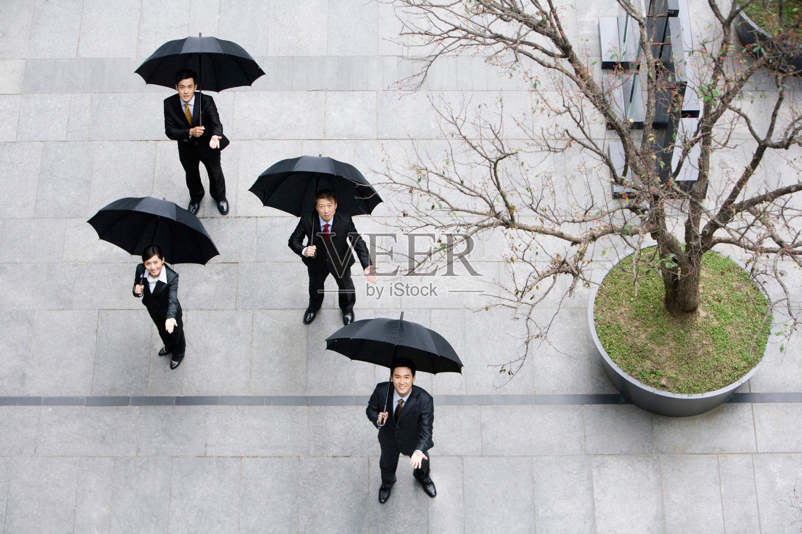 俯拍商务人士打伞照片摄影图片